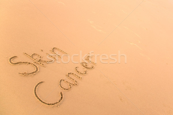 Foto stock: Câncer · de · pele · areia · escrito · dourado · praia · lembrete