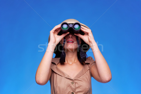 Foto d'archivio: Donna · safari · Hat · guardando · binocolo · indossare