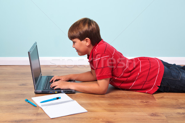 Imagine de stoc: Băiat · dactilografiere · laptop · fotografie · podea · laptop