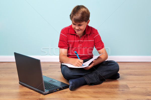 Jongen met behulp van laptop huiswerk foto student vloer Stockfoto © RTimages