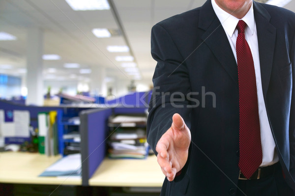 Benvenuto nuovo ufficio manager offrendo mano Foto d'archivio © RTimages