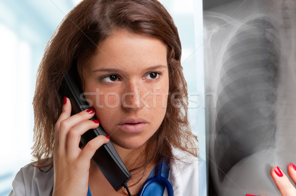 Olhando raio x jovem feminino médico Foto stock © ruigsantos