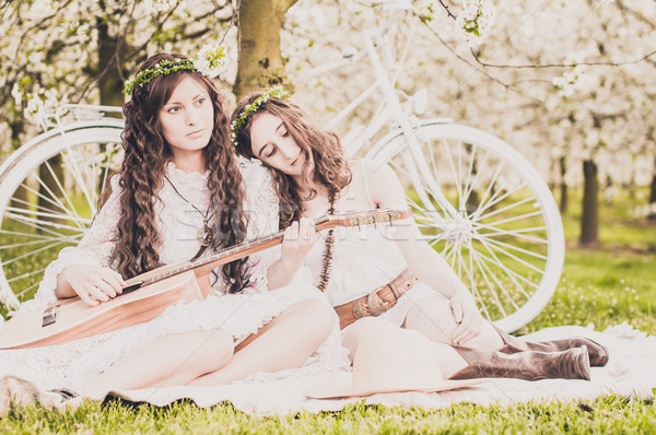 Piquenique flor de cereja dois mulheres jovens branco vestidos Foto stock © runzelkorn