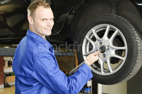 Homem pneus garagem mecânico de automóveis roda mudar Foto stock © runzelkorn