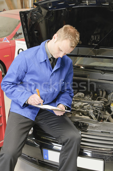 Maestro meccanico verificare auto meccanico auto motore Foto d'archivio © runzelkorn