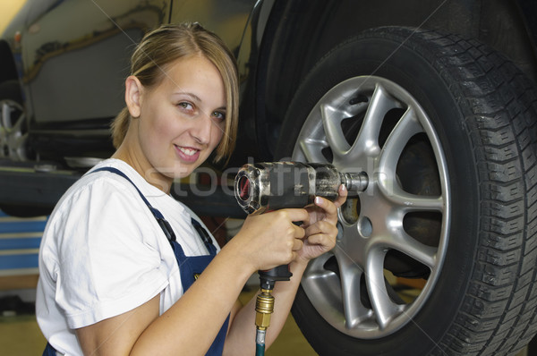 Zdjęcia stock: Opony · garaż · kobiet · samochodu · mechanik · niebieski