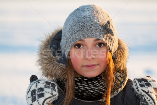 Gyönyörű fiatal lány portré fiatal gyönyörű lány hideg Stock fotó © RuslanOmega