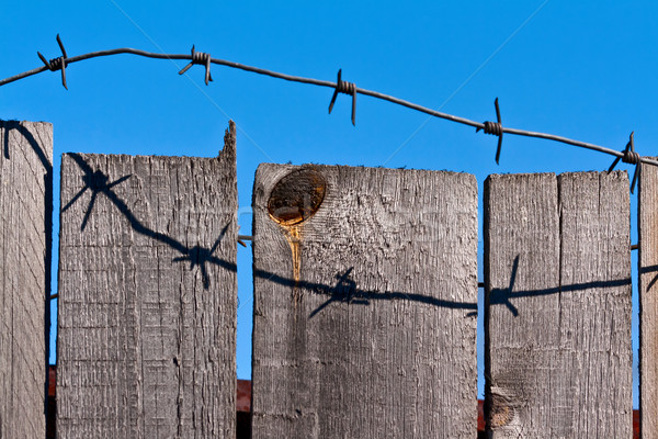 Holz Zaun Stacheldraht blauer Himmel Textur Wand Stock foto © RuslanOmega
