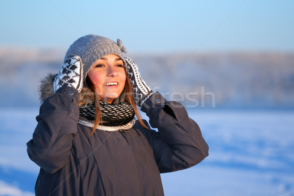 Gyönyörű fiatal lány portré fiatal gyönyörű lány hideg Stock fotó © RuslanOmega