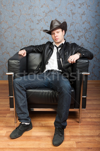 Elegante hombre sesión cuero silla interiores Foto stock © RuslanOmega
