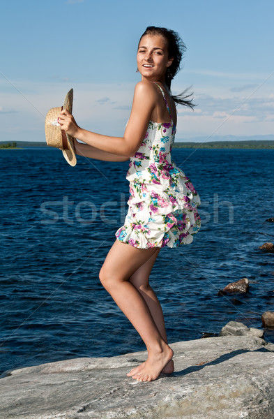 Fată palarie de paie în picioare stâncă femeie cer Imagine de stoc © RuslanOmega