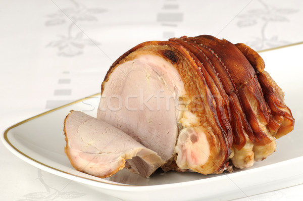 Schweinefleisch Joint weiß Platte ein Scheibe Stock foto © russwitherington