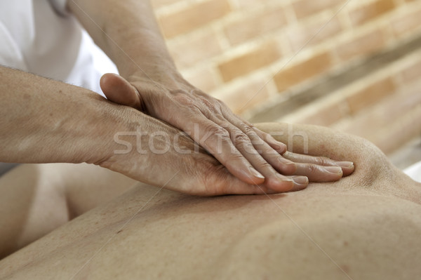 Massage Paar weiblichen Hände Behandlung zurück Stock foto © russwitherington