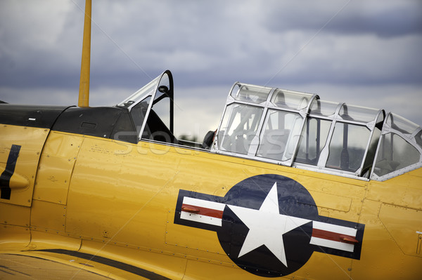 Carlinga epocă avion galben fereastră plan Imagine de stoc © russwitherington