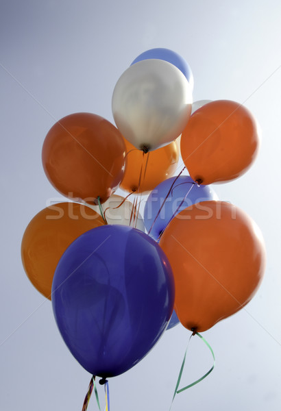 Ballons Haufen mehrfarbig unterhalb blauer Himmel Stock foto © russwitherington