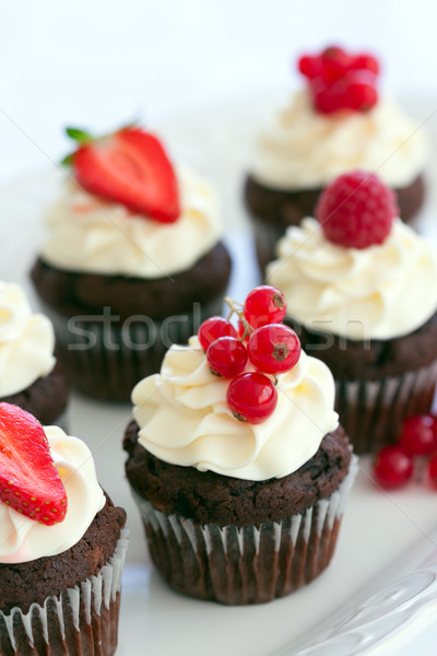 Piros bogyó minitorták csokoládé díszített friss Stock fotó © RuthBlack