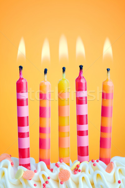 Foto stock: Velas · de · cumpleaños · cinco · naranja · alimentos · diversión · vela