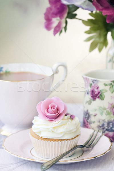 Délutáni tea felszolgált rózsa minitorta virág torta Stock fotó © RuthBlack