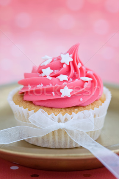 Rózsaszín minitorta díszített tányér szalag édes Stock fotó © RuthBlack