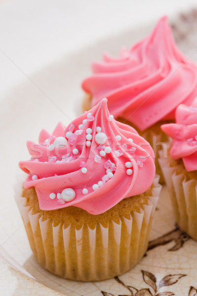 Rózsaszín minitorták díszített torta tányér édes Stock fotó © RuthBlack