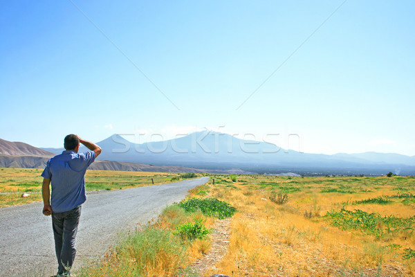 Montagna uomo piedi Armenia cielo strada Foto d'archivio © ruzanna