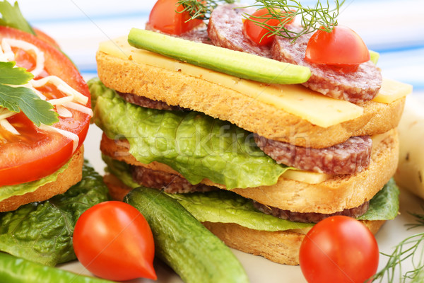 Sandwich-uri salam brânză ierburi placă Imagine de stoc © ruzanna