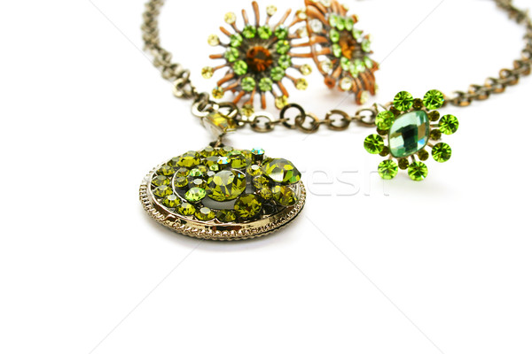 Collar verde piedras aislado blanco resumen Foto stock © ruzanna