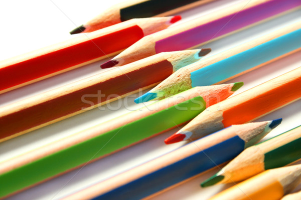 Creioane colorat alb lemn fundal educaţie Imagine de stoc © ruzanna