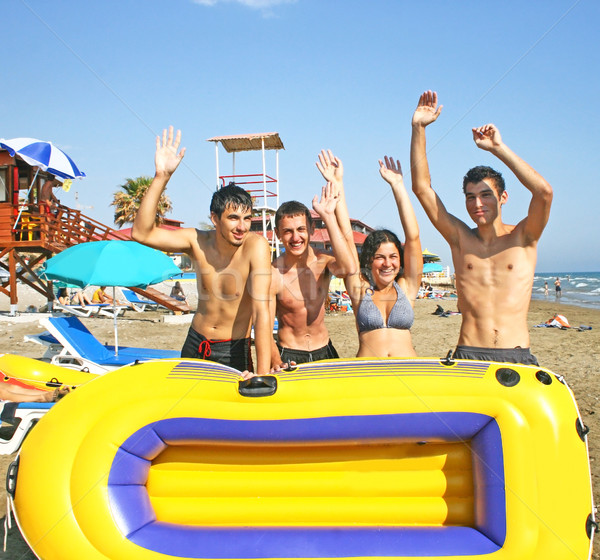 Foto stock: Jovens · barco · praia · água · mãos · amor