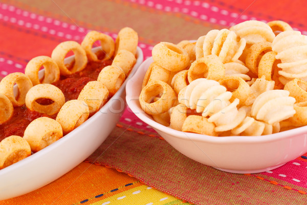 Stock foto: Kartoffelchips · rot · Sauce · isoliert · farbenreich · Tischdecke