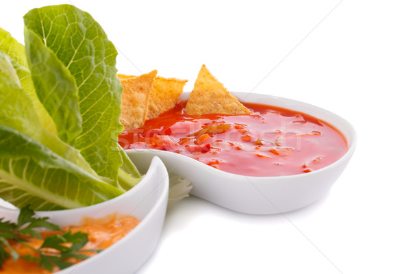 Foto d'archivio: Nachos · formaggio · rosso · salsa · verdura · isolato