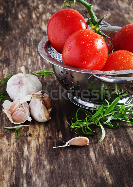 Foto d'archivio: Maturo · pomodori · erbe · vecchio · tavolo · in · legno · cibo · sano