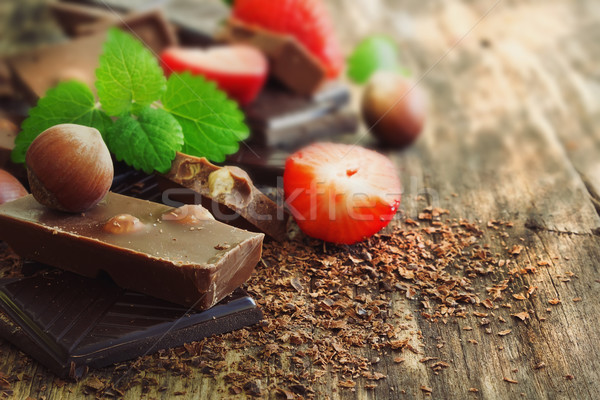 Schokolade Haselnuss Erdbeeren frischen alten Holztisch Stock foto © saharosa