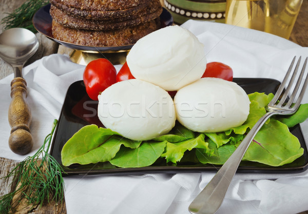 Branza mozzarella brânză proaspăt placă spanac roşii Imagine de stoc © saharosa
