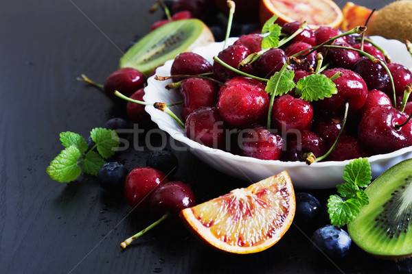 Diverso frutti frutti di bosco maturo bianco piatto Foto d'archivio © saharosa