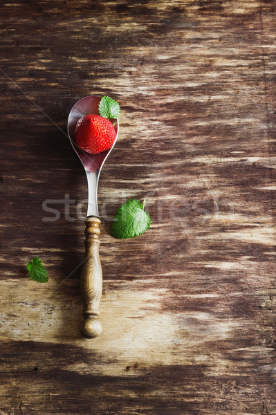 Fresche maturo fragole vecchio cucchiaio legno Foto d'archivio © saharosa