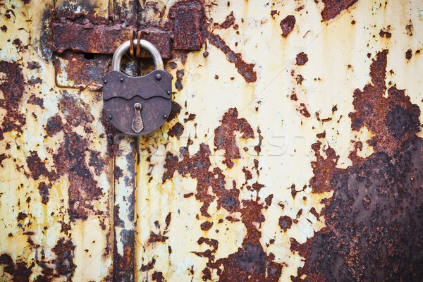 Foto stock: Edad · Rusty · candado · sucia · puerta · espacio · de · la · copia