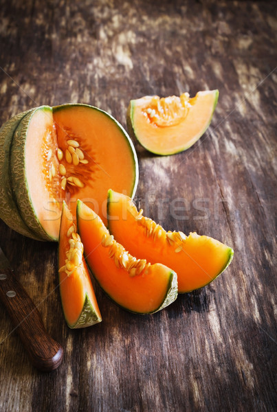 Dojrzały melon plastry starych drewniany stół zdrowia Zdjęcia stock © saharosa