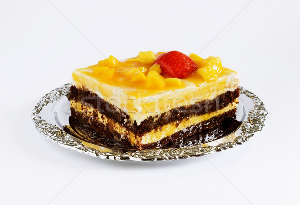 Gâteau tranches mangue fraises métal plat Photo stock © saharosa