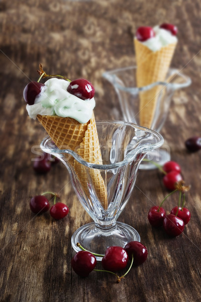 Hausgemachte Pfefferminze Eis frischen Kirschen Waffel Stock foto © saharosa