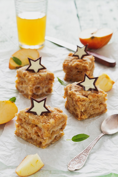 Pièces tarte aux pommes chocolat étoiles jus de pomme parchemin Photo stock © saharosa