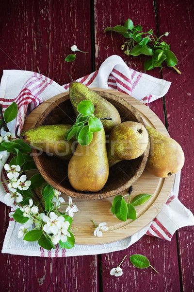 成熟 梨子 木 碗 老 健康食品 商業照片 © saharosa
