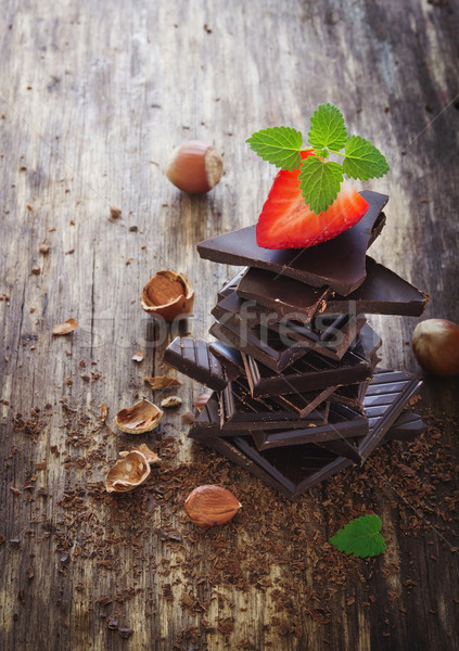 Foto d'archivio: Cioccolato · nocciola · fresche · fragole · vecchio · tavolo · in · legno