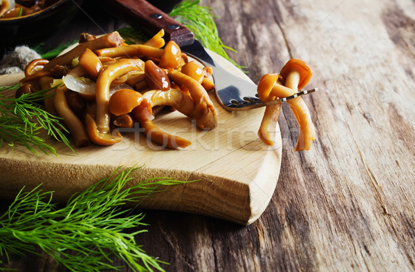 Hausgemachte marinierten Pilze Holztisch Stock foto © saharosa