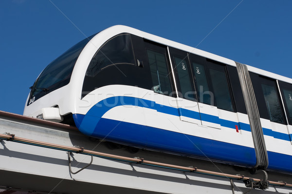 Modern tren sina mare viteza cer albastru Imagine de stoc © sailorr