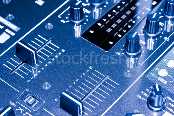 Mixer electronic casă tabel discotecă Imagine de stoc © sailorr