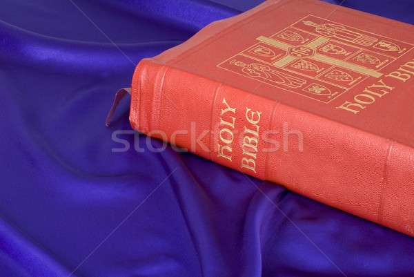 Biblia púrpura seda rojo oro cuero Foto stock © saje