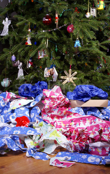 Navidad lío arrugado papel de regalo árbol de navidad piso Foto stock © saje