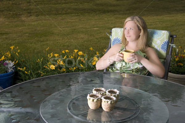 Vrouw patio koffie mooie vrouw drinken ogen Stockfoto © saje