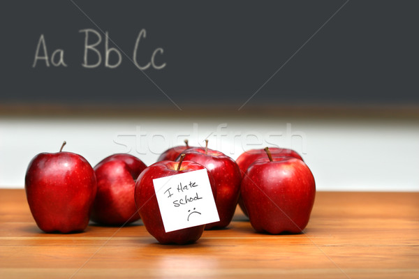 Afara roşu mere nota de lipicios măr fruct Imagine de stoc © Sandralise